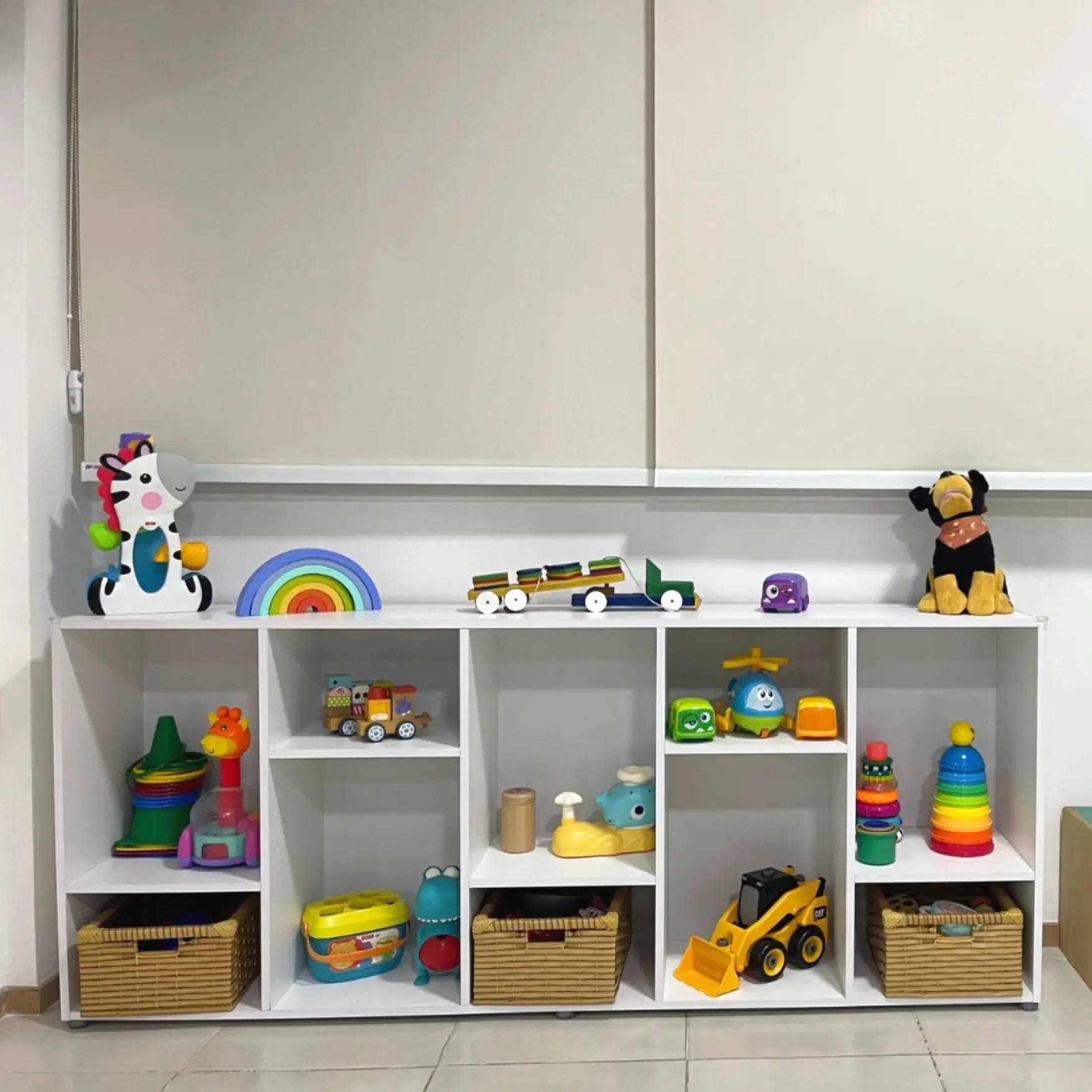 Estante organizada com brinquedos utilizados nos atendimentos infantis